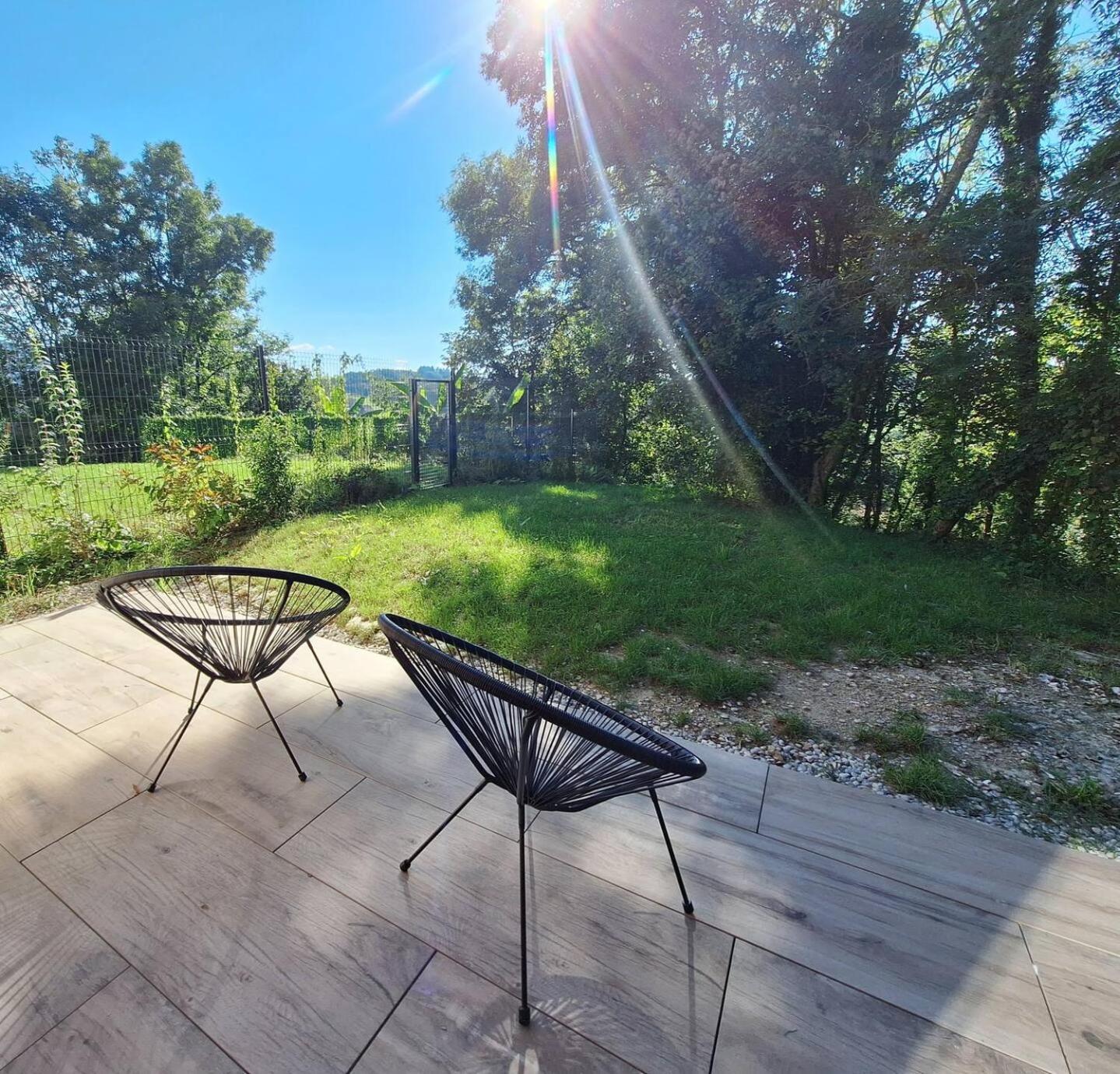 Logement Neuf A 2 Pas Du Lac La Bridoire Extérieur photo